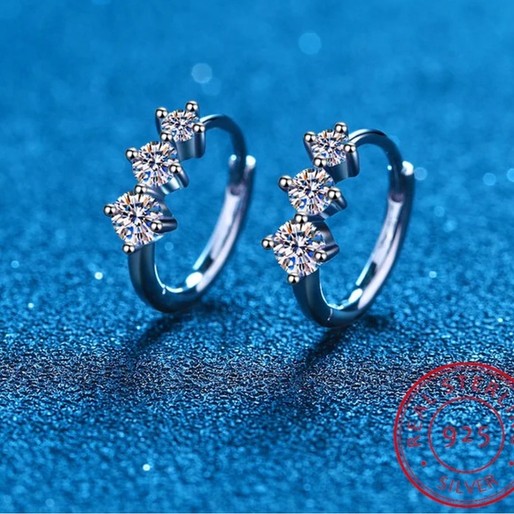 ♨️S925 Sterling Silver 3 Stone D-Color Moissanite Diamond Huggie Earrings - Picture 6 of 7
